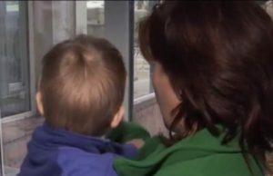 Copil de nici 2 ani, bătut și abandonat de propriul tată într-o parcare din Constanța