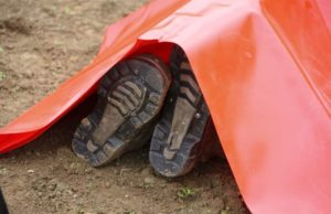 Bărbat găsit mort în curtea casei de propriul fiu. Era dezbrăcat și ars de soare