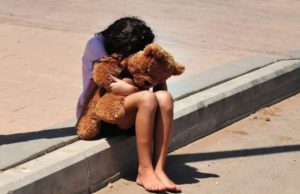 Fetiță româncă vândută în Spania de propria mamă, pentru 50 de euro