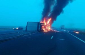 Un TIR s-a răsturnat și a luat foc pe autostrada Arad – Nădlac, după ce a lovit alte două camioane pe banda de urgență