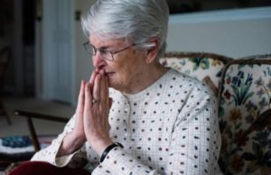 Mamă dată afară din casa ei de propriul fiu. Bătrâna, găsită de poliţişti în scara blocului, plângând