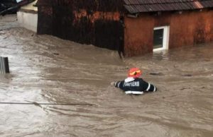 VIDEO | Pompierii din Bihor au intrat în viitură până la gât, ca să salveze o bătrână din vâltoare