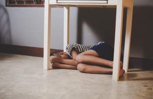 Mama din Dej, al cărei copil a fost găsit de medici acoperit de viermi și muște, a fost arestată