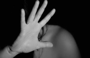 O româncă ar fi fost batjocorită de cinci bărbați într-un atelier din Bologna