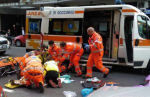 Tânără româncă din Italia, înjunghiată în plină stradă. Fata a fost atacată în drum spre casă