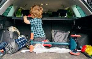 Copil de 2 ani, în stare gravă după ce și-a prins capul în geamul mașinii. Bunica l-a dus în casă, pe pat, în loc să sune la 112