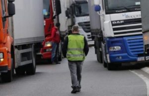 Un șofer român de TIR și-a abuzat colegul de echipaj, mai tânăr cu 25 de ani ca el, în Franța