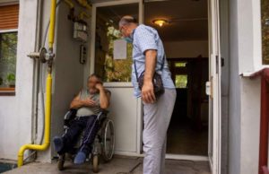 Durerea unui gălățean în scaunul cu rotile care și-a văzut rampa distrusă de vecini. „Îmi vine să mă arunc cu căruţul pe scări!”