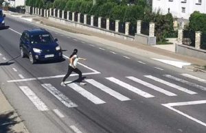 Tânără pe trecere, luată pe capotă de o șoferiță care nu frânează, în Bistrița-Năsăud