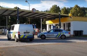 Zeci de români au fost încuiați de vânzătoare într-o benzinărie din Cehia, până a venit poliția și i-a amendat pe toți