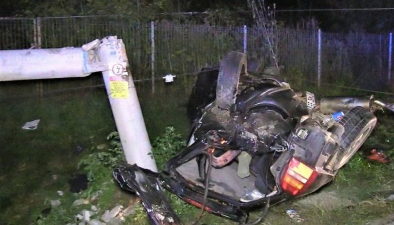 Accident mortal la Cluj. Un copil de 7 ani a murit, după ce mașina în care se afla a lovit un autoturism și un stâlp de beton
