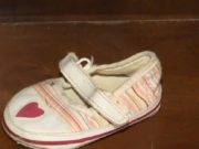 Fetiță abuzată de un individ condamnat la 22 de ani pentru omor, după ce a fost lăsată în casă cu el chiar de statul român