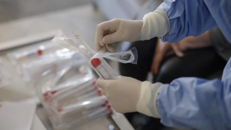 Medic, semnal de alarmă: Putem ajunge la 2.000 de cazuri zilnic. Se redeschid școli, restaurante, se termină concedii, vin alegeri
