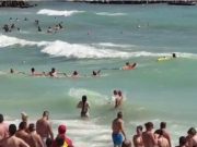 Lanț uman la Eforie Nord, pentru a scoate din valuri trei salvamari. Tinerii intraseră în mare după un turist beat