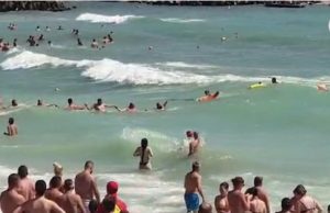 Lanț uman la Eforie Nord, pentru a scoate din valuri trei salvamari. Tinerii intraseră în mare după un turist beat