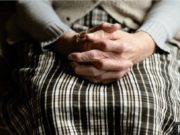 Bătrână în izolare, care de câteva zile mânca doar zahăr, cercetată penal fiindcă a ieșit să-și cumpere de mâncare