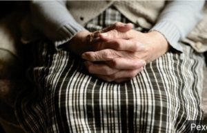 Bătrână în izolare, care de câteva zile mânca doar zahăr, cercetată penal fiindcă a ieșit să-și cumpere de mâncare