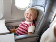 O mamă a fost dată afară din avion, din cauza copilului ei: „Este bolnav. Nu îl pot obliga să facă ce vor ei”