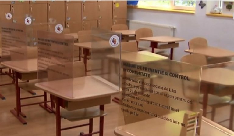 Reguli bizare la începerea școlii: declarație pe propria răspundere pentru părinți, copiii nu au voie să se atingă între ei