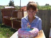 O fetiţă de 10 ani din Gorj, crescută de bunic, a avut pentru prima dată de ziua ei un tort