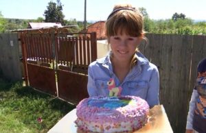 O fetiţă de 10 ani din Gorj, crescută de bunic, a avut pentru prima dată de ziua ei un tort