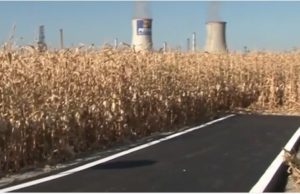 O şosea proaspăt asfaltată din Prahova duce direct în lanul de porumb