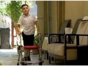 Denis, un băiețel de 11 ani, luptă cu o malformație gravă a coloanei