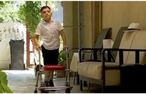 Denis, un băiețel de 11 ani, luptă cu o malformație gravă a coloanei