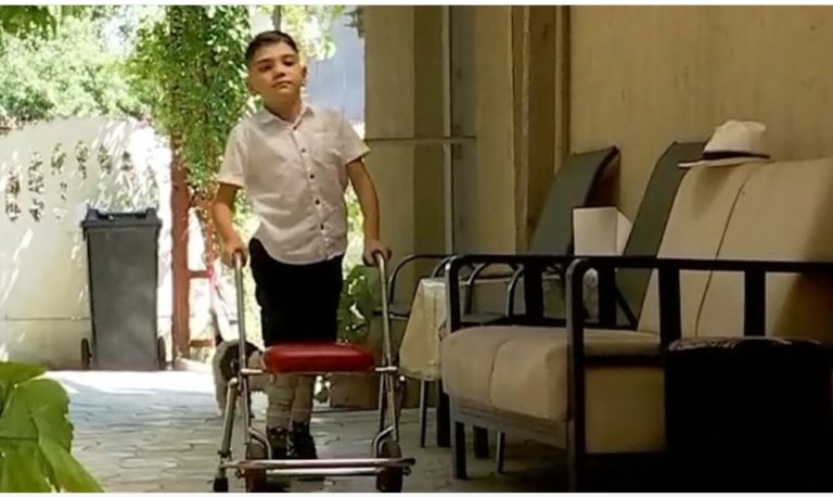 Denis, un băiețel de 11 ani, luptă cu o malformație gravă a coloanei