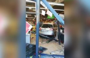 O șoferiță de 77 de ani și-a „parcat” mașina într-un supermarket din Ciolpani. Femeia a ajuns până la casele de marcat