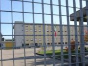 Un român și-a dat foc la celulă și a bătut patru gardieni într-o închisoare din Italia