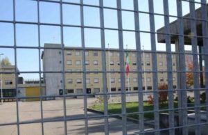 Un român și-a dat foc la celulă și a bătut patru gardieni într-o închisoare din Italia