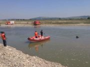 Sătul de bătăi, un bătrân din Neamț și-ar fi ucis și tranșat fiul. Părți din cadavru, găsite în râul Siret