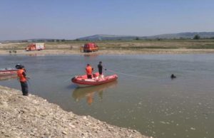 Sătul de bătăi, un bătrân din Neamț și-ar fi ucis și tranșat fiul. Părți din cadavru, găsite în râul Siret