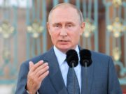 Vladimir Putin anunță că Rusia a aprobat oficial primul vaccin anti-COVID din lume