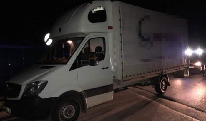 Șofer român arestat în Austria, a primit aproape 100.000 de euro ca să lase 21 de oameni să urce în remorca lui
