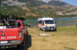 Un tată român care ar fi încercat să-şi salveze copilul de la înec a dispărut într-un lac din Italia