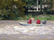 Un pompier şi-a dat viaţa pentru a salva trei fetiţe de la înec. Eroul a pierit în faţa copilei sale de 10 ani