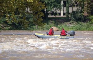Un pompier şi-a dat viaţa pentru a salva trei fetiţe de la înec. Eroul a pierit în faţa copilei sale de 10 ani