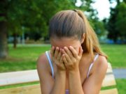 Fată de 15 ani, din Suceava, salvată de la batjocură, în parc, de un trecător curajos: „Las-o în pace, că te filmez”