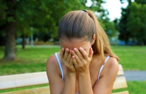 Fată de 15 ani, din Suceava, salvată de la batjocură, în parc, de un trecător curajos: „Las-o în pace, că te filmez”