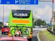 Un român la bustul gol a călătorit pe suportul de biciclete al unui autocar, în Germania. Plecase de la Berlin spre Hamburg