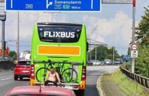 Un român la bustul gol a călătorit pe suportul de biciclete al unui autocar, în Germania. Plecase de la Berlin spre Hamburg