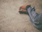 Caz de sclavie la Satu Mare: Tânăr bolnav de epilepsie, ținut în lanțuri și forțat să muncească pentru o familie din județ