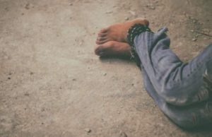 Caz de sclavie la Satu Mare: Tânăr bolnav de epilepsie, ținut în lanțuri și forțat să muncească pentru o familie din județ