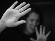 Femeie bătută și batjocorită în casă, de față cu copilașul ei, de doi bărbați veniți să se angajeze