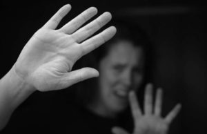 Femeie bătută și batjocorită în casă, de față cu copilașul ei, de doi bărbați veniți să se angajeze