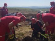 Un bărbat din Suceava a căzut 12 metri, într-o fântână, după ce s-a legat cu o frânghie de picior, dar nu a asigurat-o de nimic