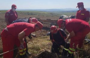 Un bărbat din Suceava a căzut 12 metri, într-o fântână, după ce s-a legat cu o frânghie de picior, dar nu a asigurat-o de nimic
