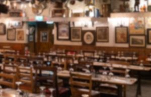 Se redeschid restaurantele, dar nu în toate județele. La nunți și la botezuri pot participa, în interior, 50 de oameni